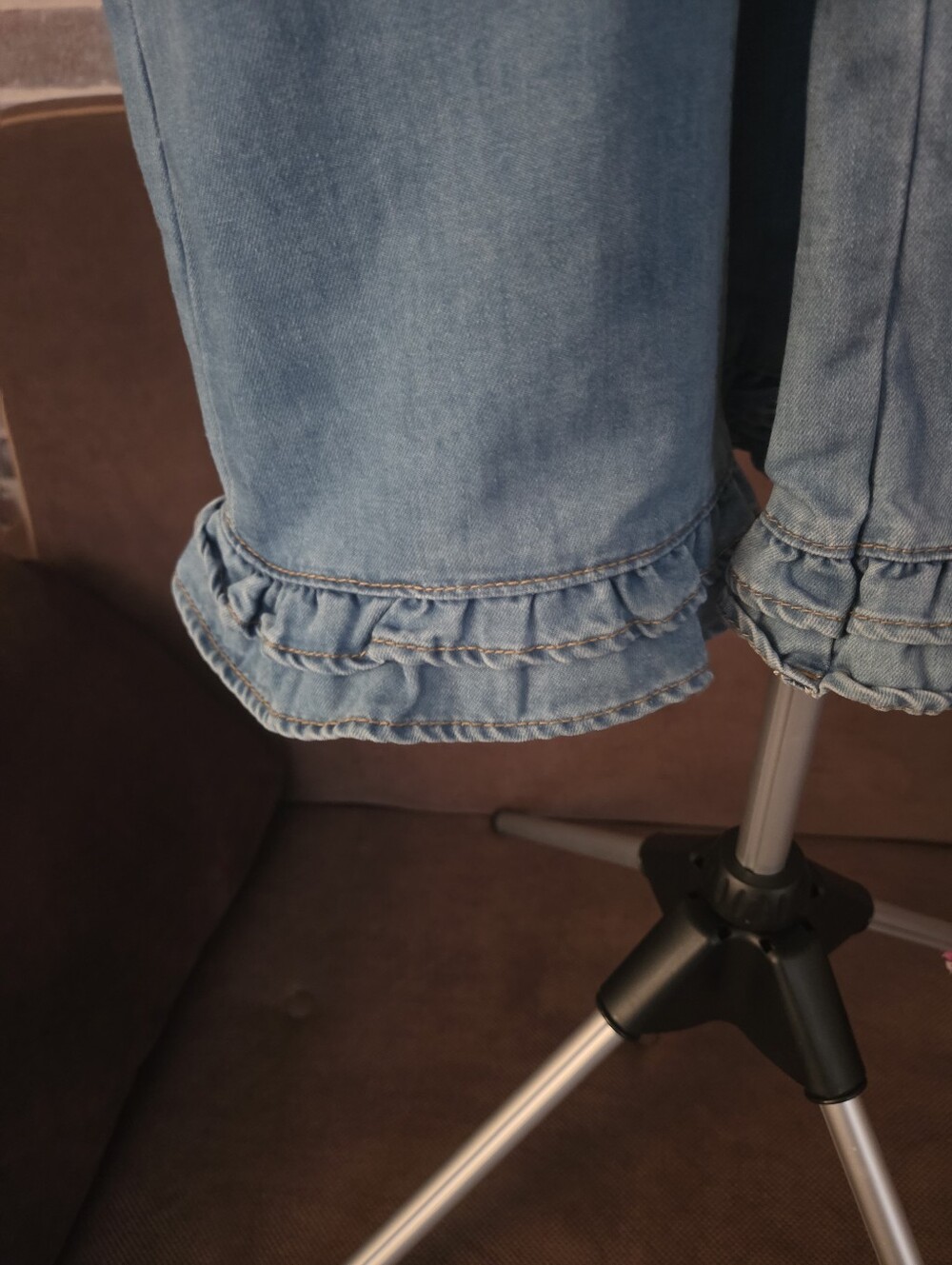 Wide Leg Jeans With Ruffle - Picture 4 of 8